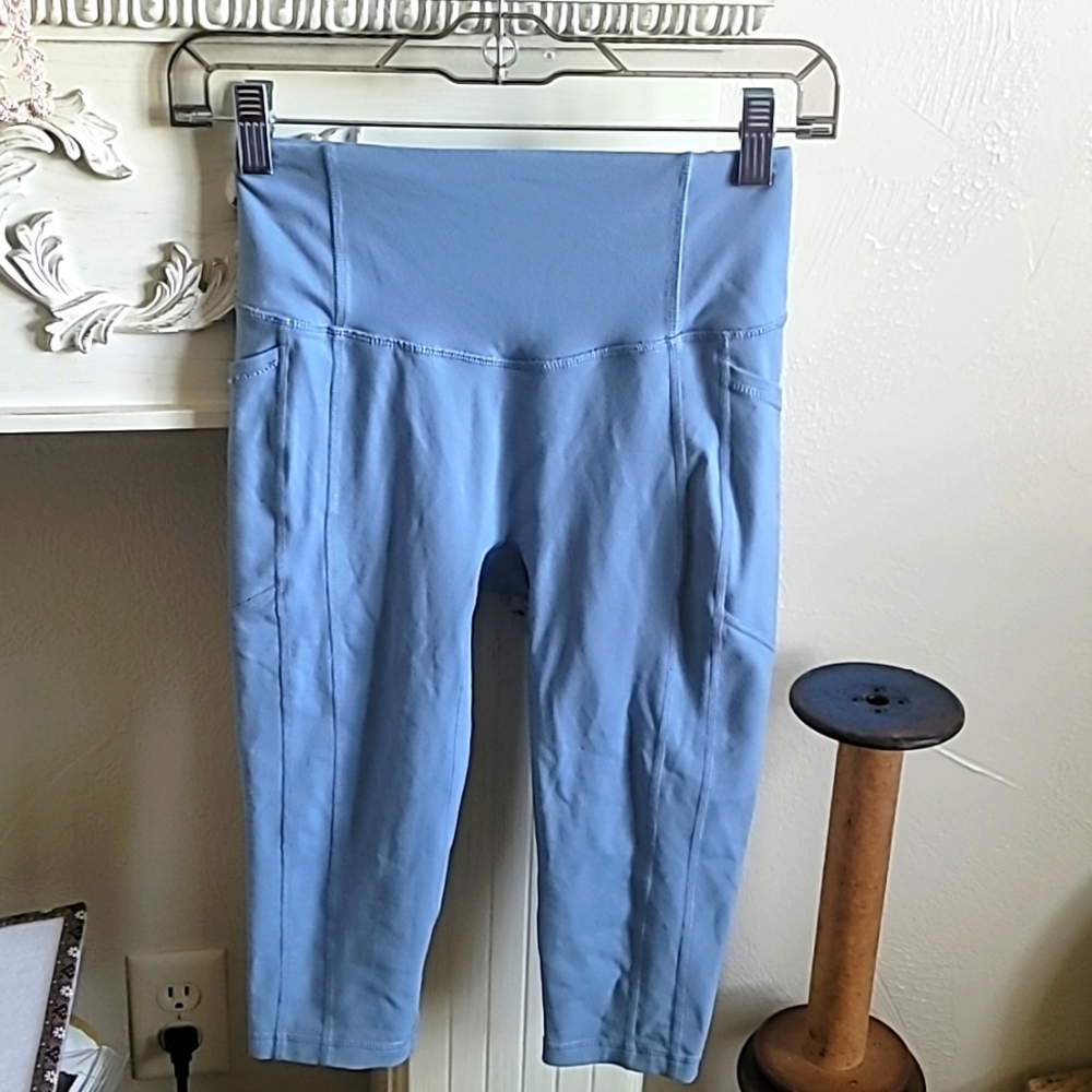 Zyia pocket crop size small